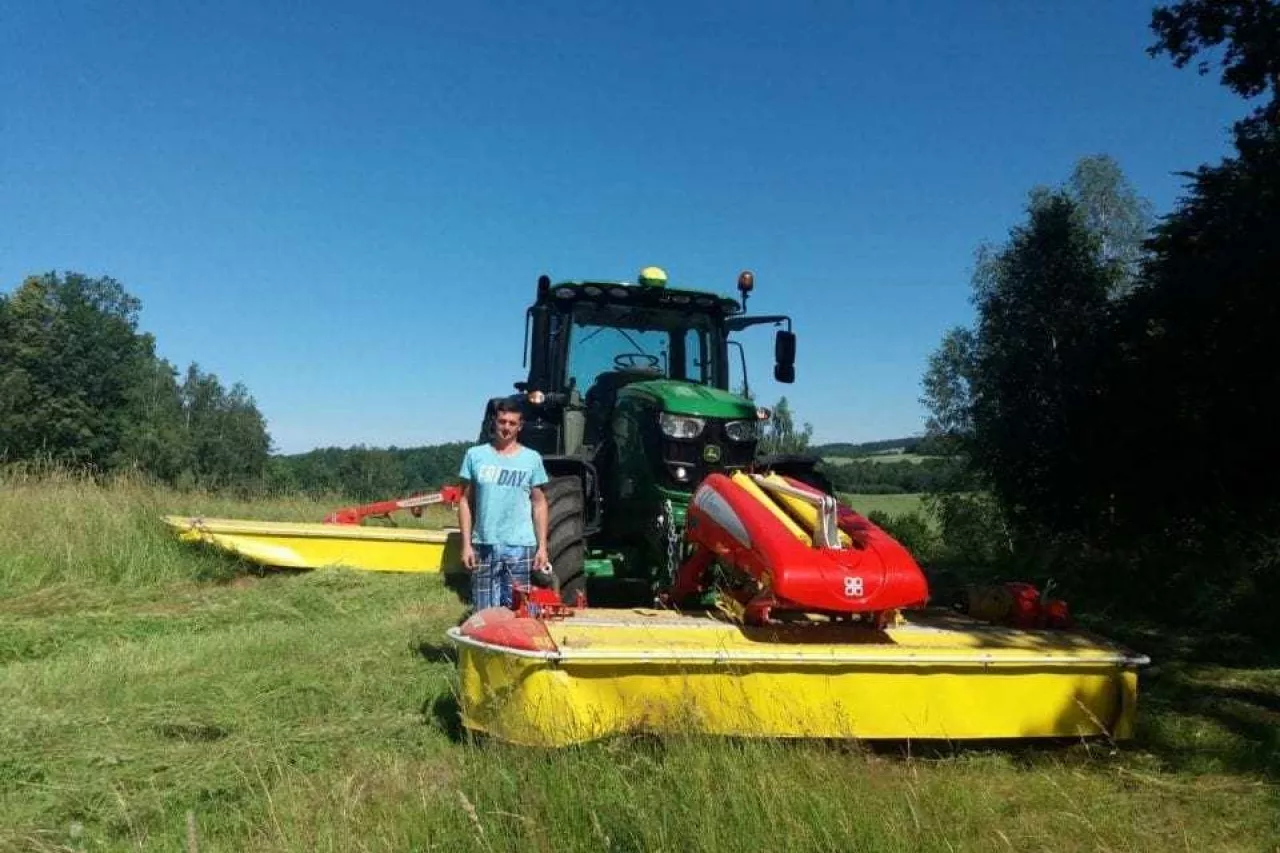 Paweł Andruszków przy swoim ciągniku John Deere