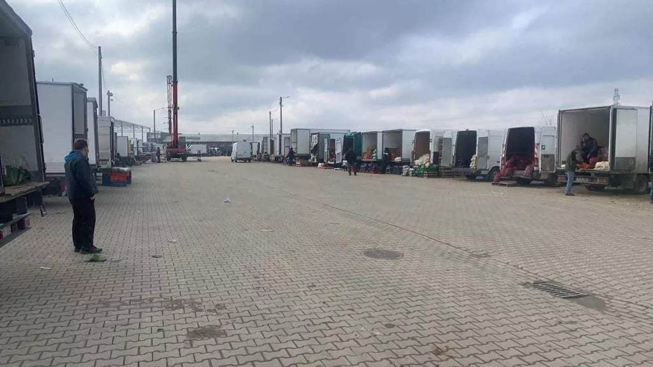 Handel warzywami na placu ”Rybitwy”