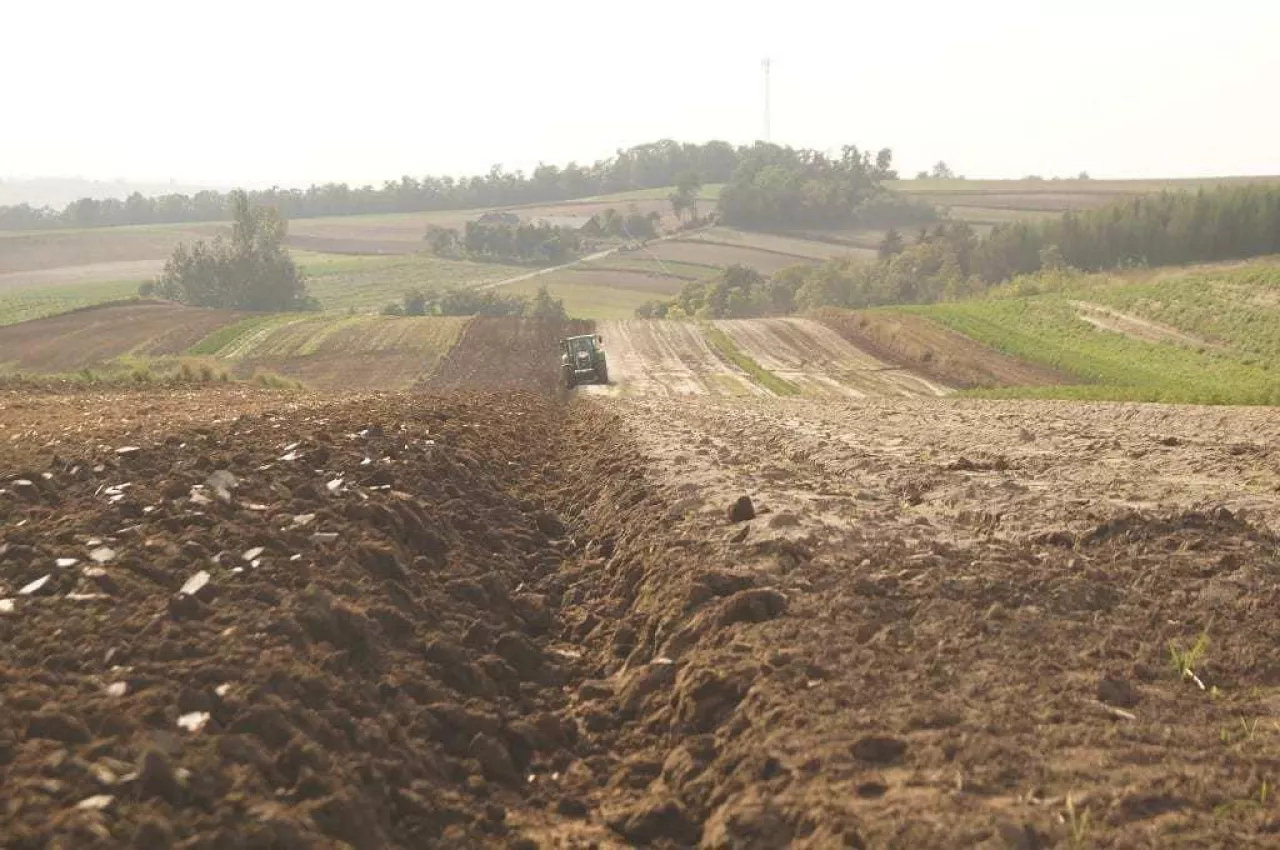 Ciagnik-na-polu-orka