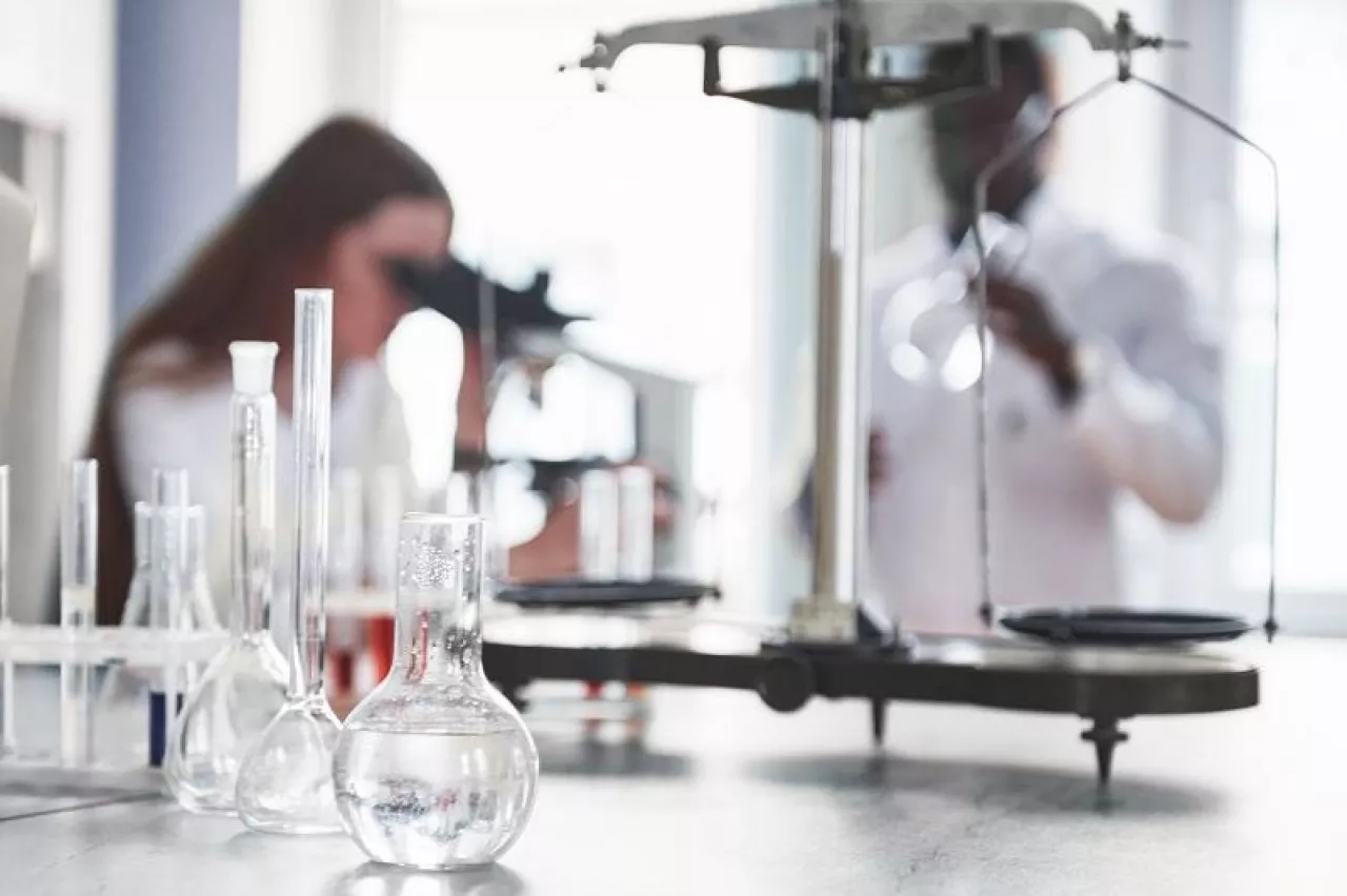 Laboratory laboratories conduct experiments in the chemical laboratory.