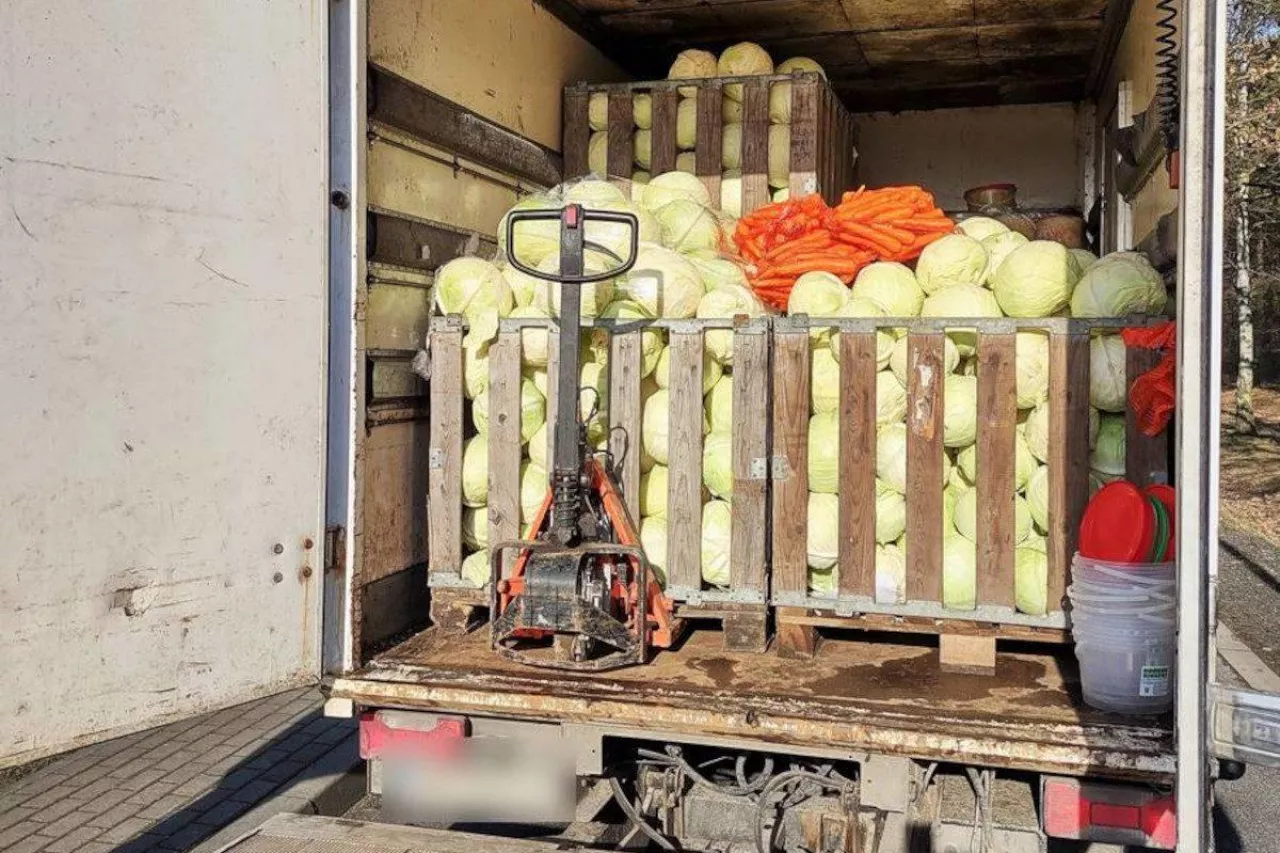 Inspekcja drogowa busa z warzywami