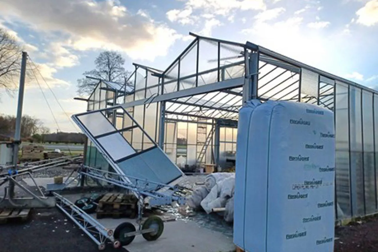 Zniszczone szklarnie po wichurach