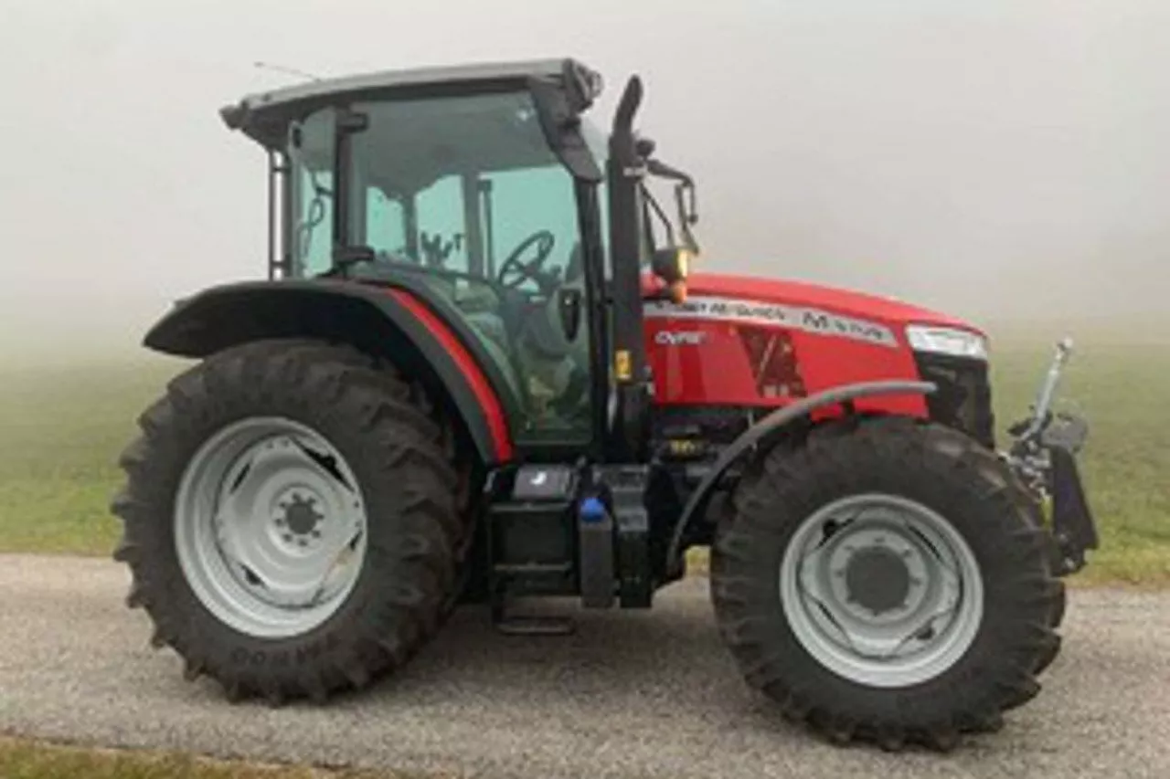 Agresywny kierowca zaatakował ciągnik rolniczy