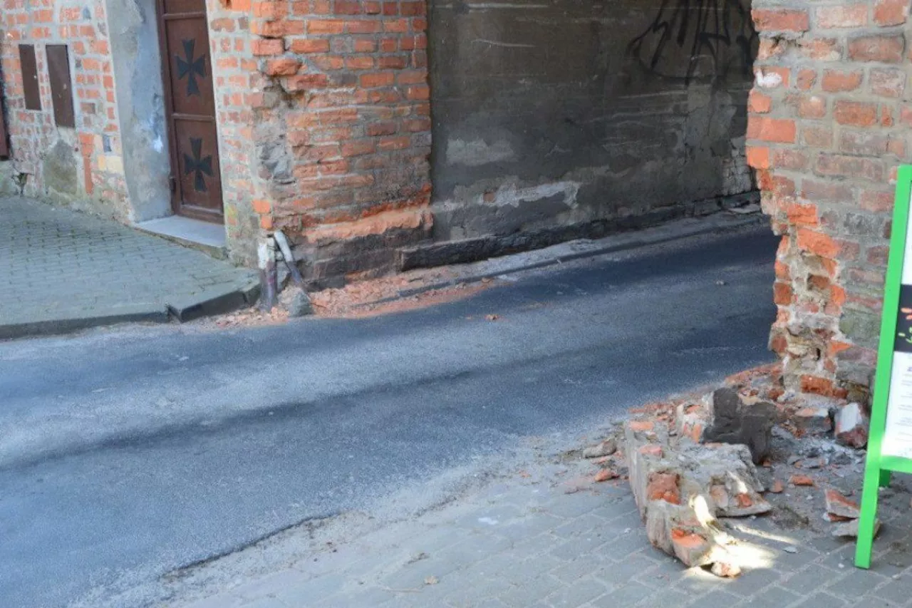 Uszkodzenia zabytkowych bram w Łagowie