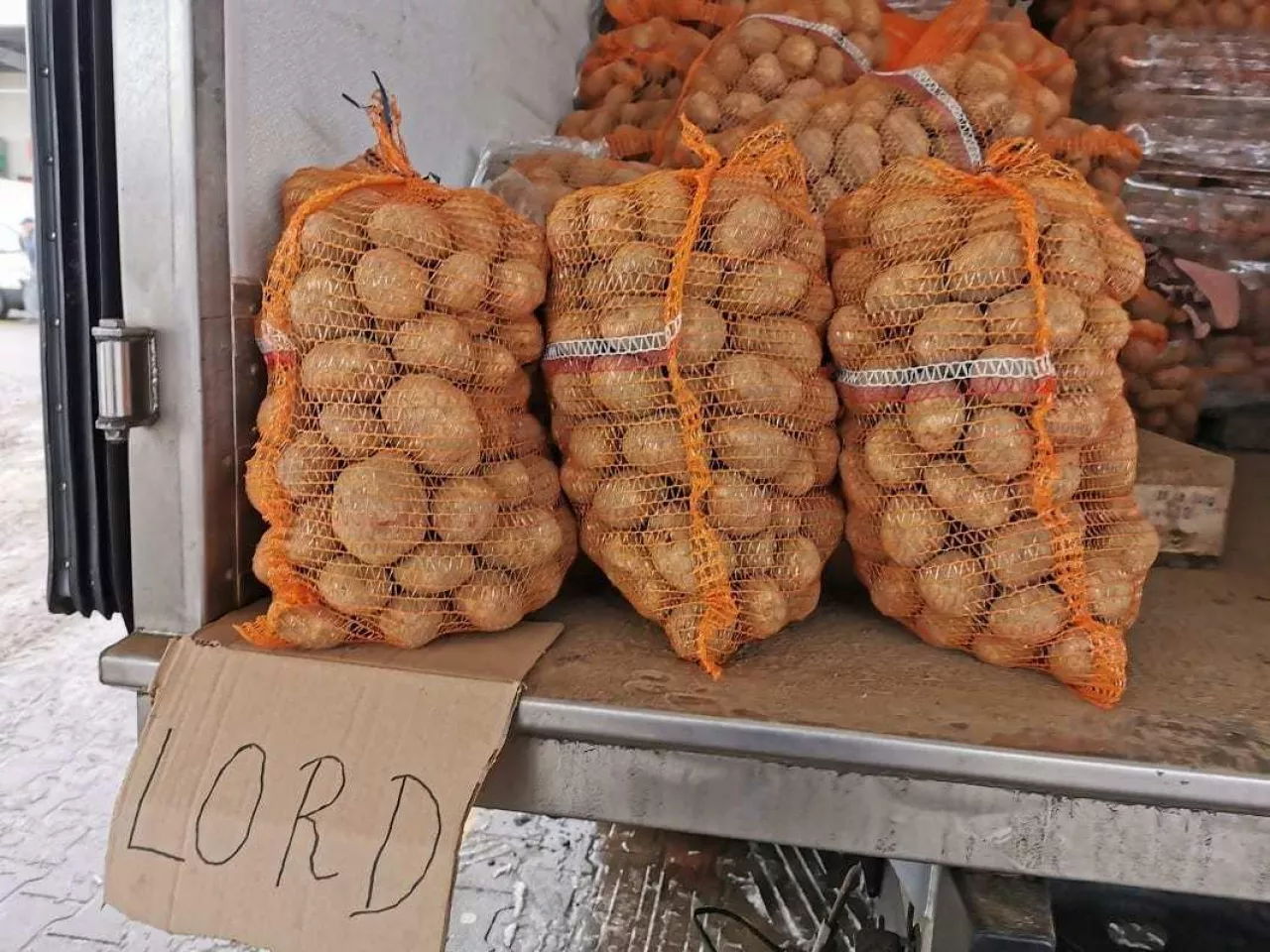 Ziemniaki-na-rynku-Bronisze