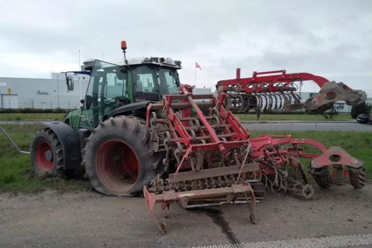 Wypadek z udziałem autobusu i ciągnika rolniczego