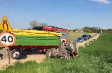 Traktor leżący na dachu po wypadku