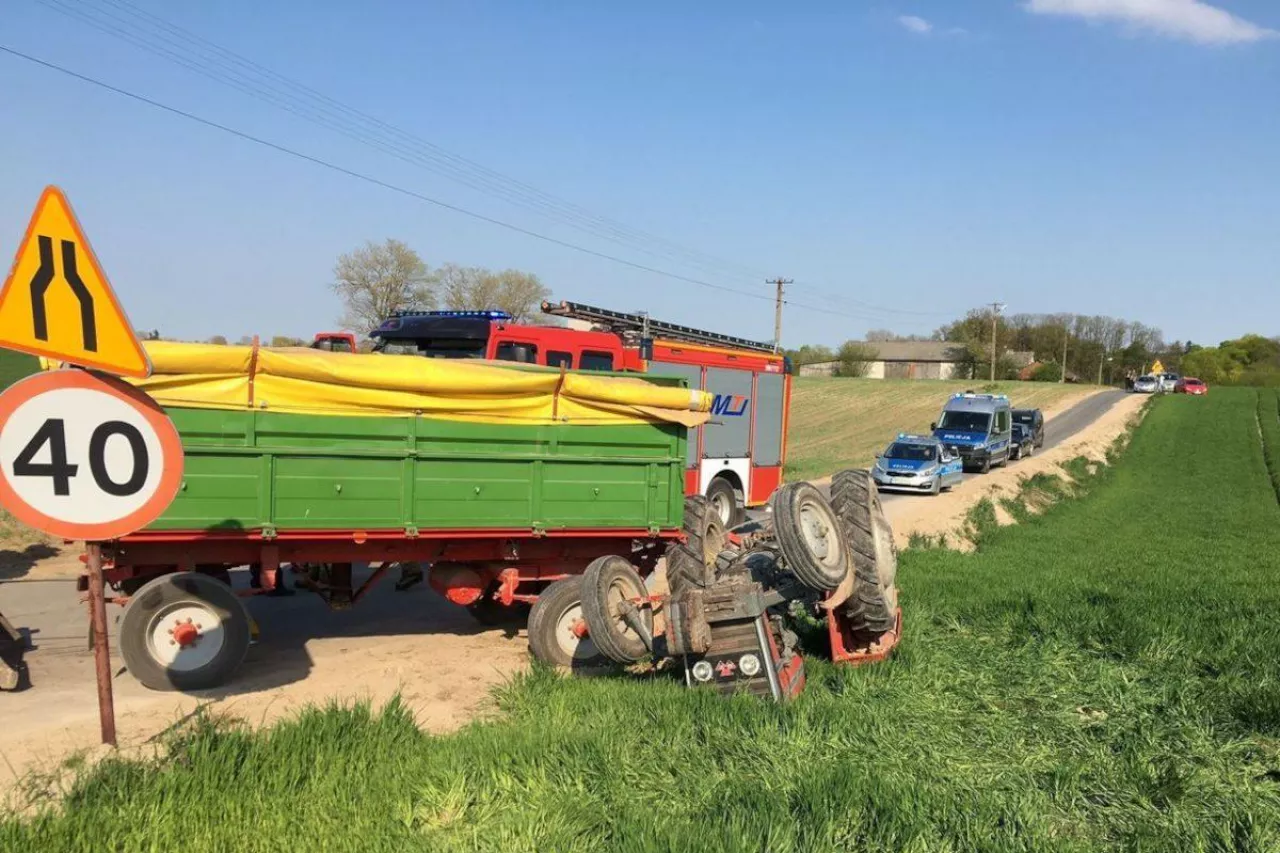 Traktor leżący na dachu po wypadku