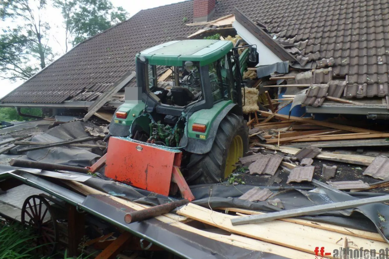 Wypadek przy pracach polowych z udziałem ciągnika rolniczego