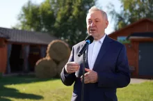 Henryk Kowalczyk w gospodarstwie rolnym