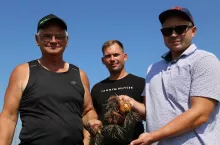 Gospodarz Andrzej Nowiński z synem Leszkiem i Marcin Wieczyński (RolSpec) z cebulami odmiany Khalifer – zdjęcie z 17 sierpnia br.