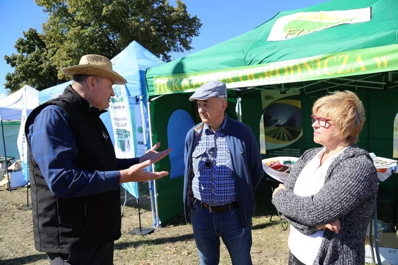 Właściciele firmy - Magdalena Krzyżanowska i Marek Górny rozmawiają z Piotrem Zawadą - firma Rol-Spec