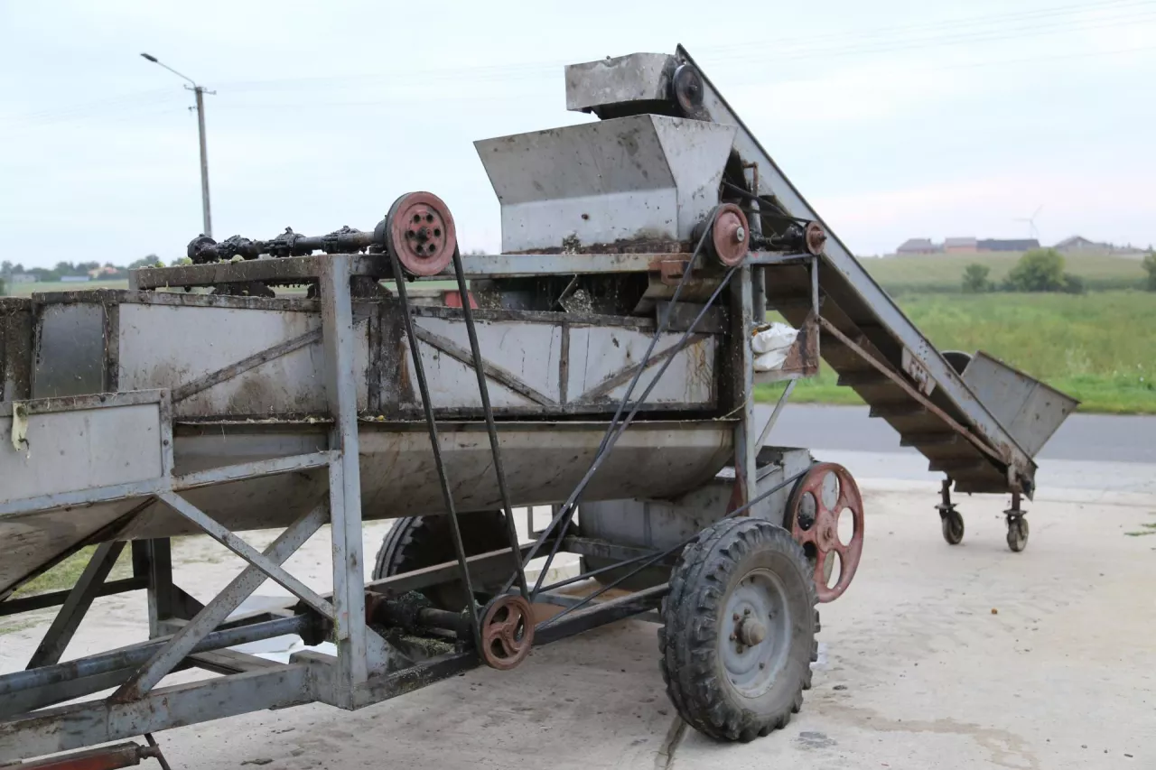 Samodziałowy separator nasion z owoców (nasienników) ogórka.