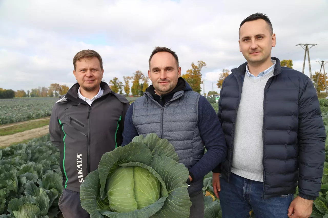 Od lewej: Łukasz Rudecki – Sakata, właściciel gospodarstwa – Przemysław Świerczyński i Kamil Działek z hurtowni ogrodniczej w Łęczycy.