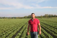 Jan Kuliński, gospodarz, na polu z uprawą buraka ćwikłowego odmiany Wodan.