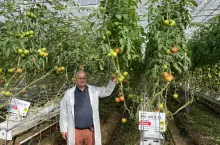 Dariusz Kacprzak (PNOS) prezentuje malinową nowość BPK 16021.