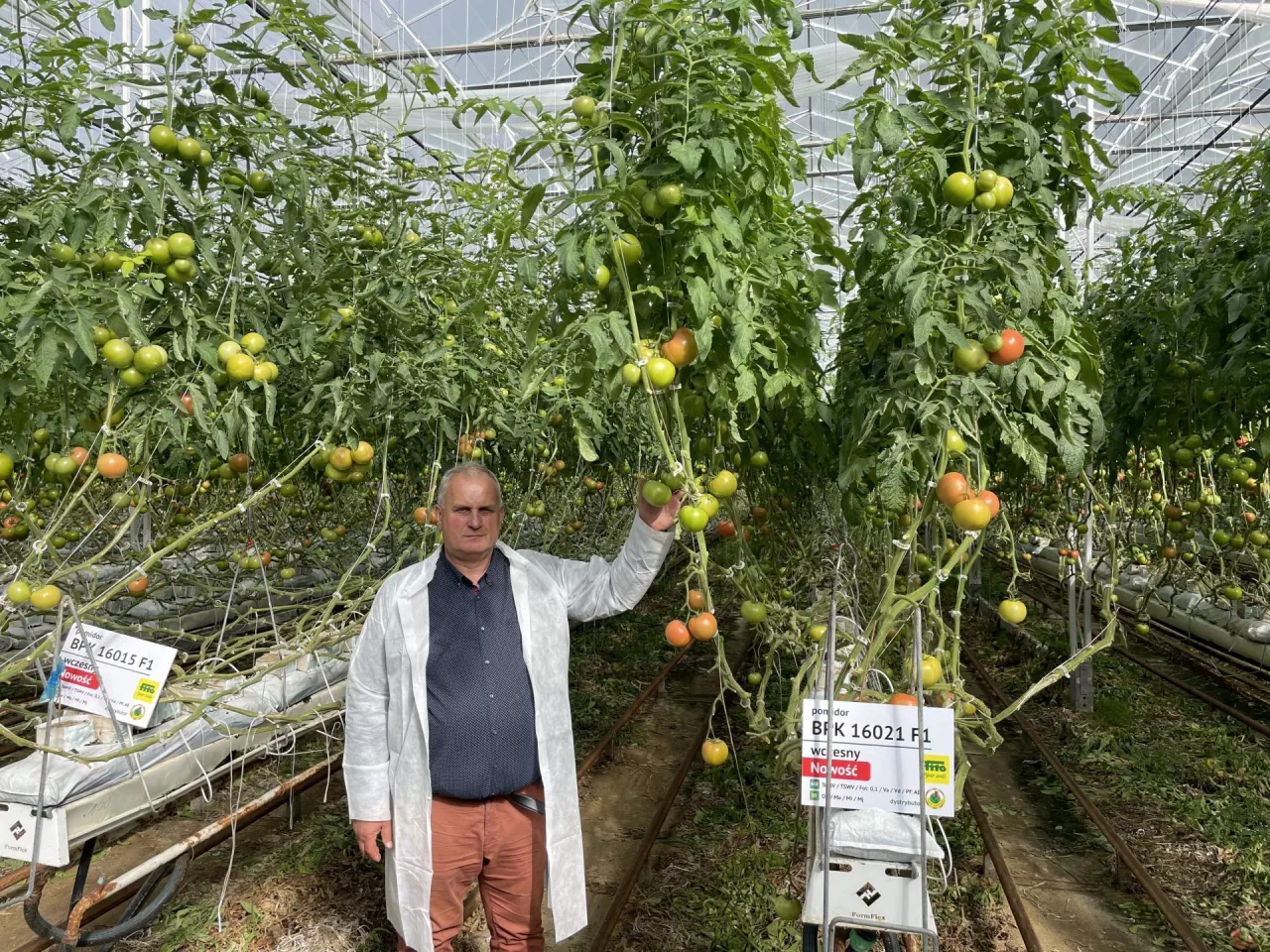 Dariusz Kacprzak (PNOS) prezentuje malinową nowość BPK 16021.