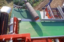 Tył kombajnu Asa-Lift TC-1010E, po lewej elementy obierające kapustę.