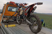 Motocrossowcy rozjeżdżają pola