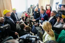 Minister Robert Telus rozmawia ze związkowcami