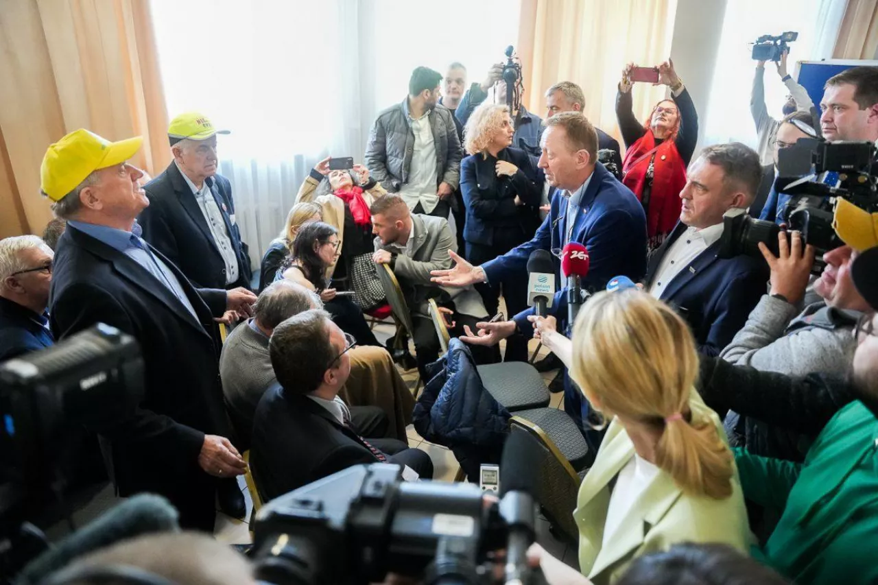 Minister Robert Telus rozmawia ze związkowcami