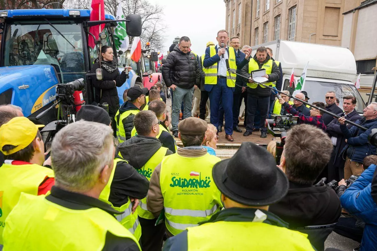 Minister rolnictwa Robert Telus na proteście rolników
