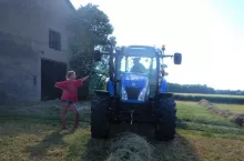 Czy córka może kupić ziemię od sąsiada, jeśli nie ma wykształcenia rolniczego?