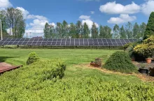 Panele fotowoltaiczne w ogrodzie