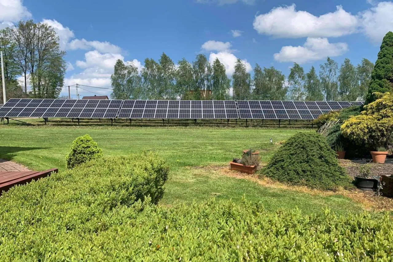 Panele fotowoltaiczne w ogrodzie