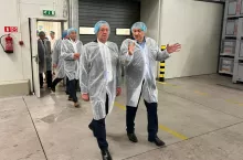 Robert Telus podczas wizyty w zakładzie przetwórczym