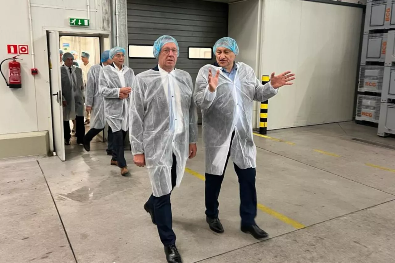 Robert Telus podczas wizyty w zakładzie przetwórczym