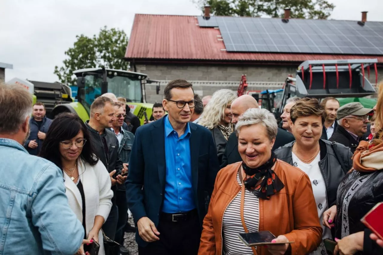 Mateusz Morawiecki w gospodarstwie warzywniczym
