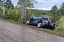 Wypadek samochodowy na zabłoconej drodze