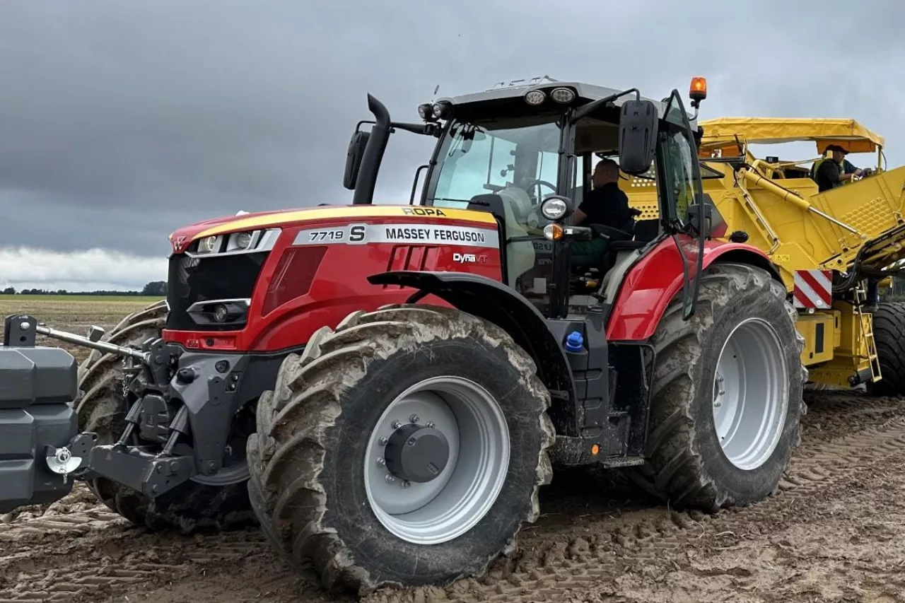 Ciągnik rolniczy z kombajnem do ziemniaków