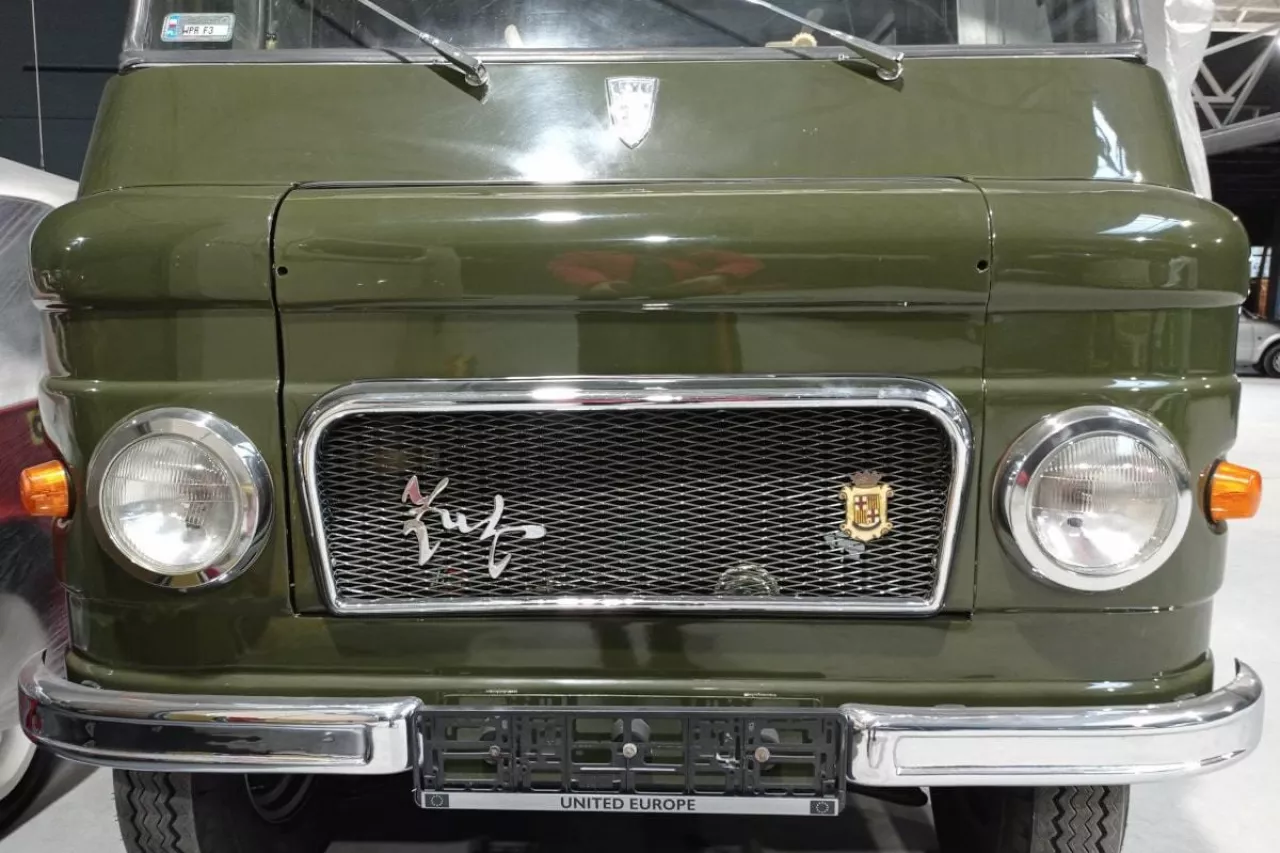 Wspaniałe chromy i ciekawa sylwetka. Żuk był ładnym dostawczakiem. fot. Adam Ładowski