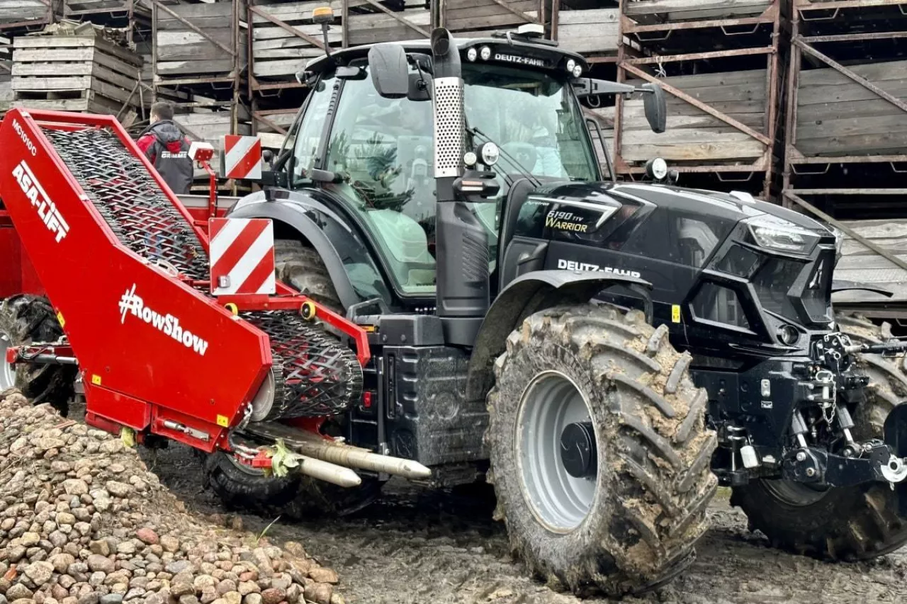 Ciągnik Deutz-Fahr z kombajnem ASA-LIFT