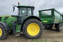 Ciągnik rolniczy z przyczepą