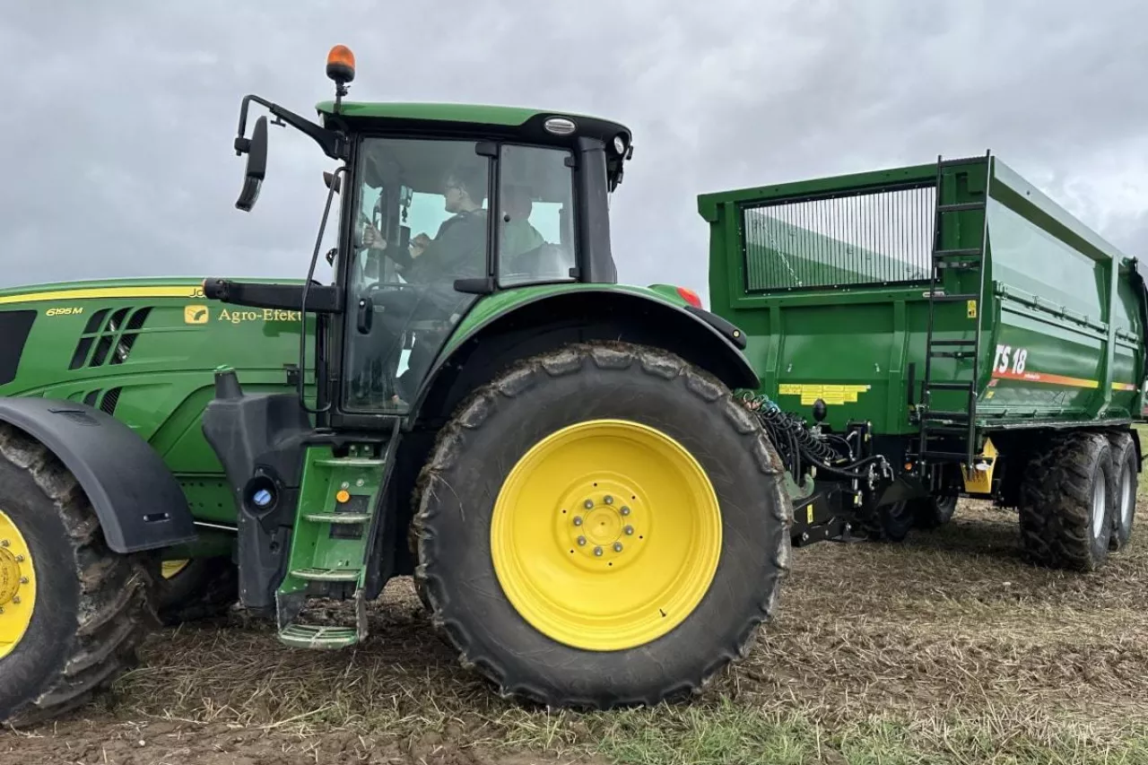 Ciągnik rolniczy z przyczepą