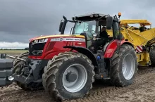 Ciągnik rolniczy z kombajnem do ziemniaków