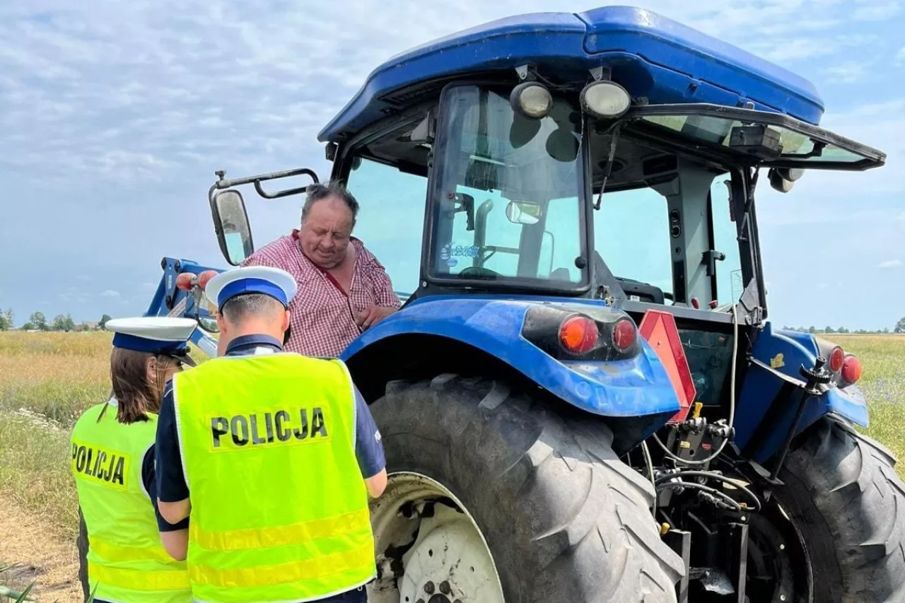 Kontrola policyjna na polu