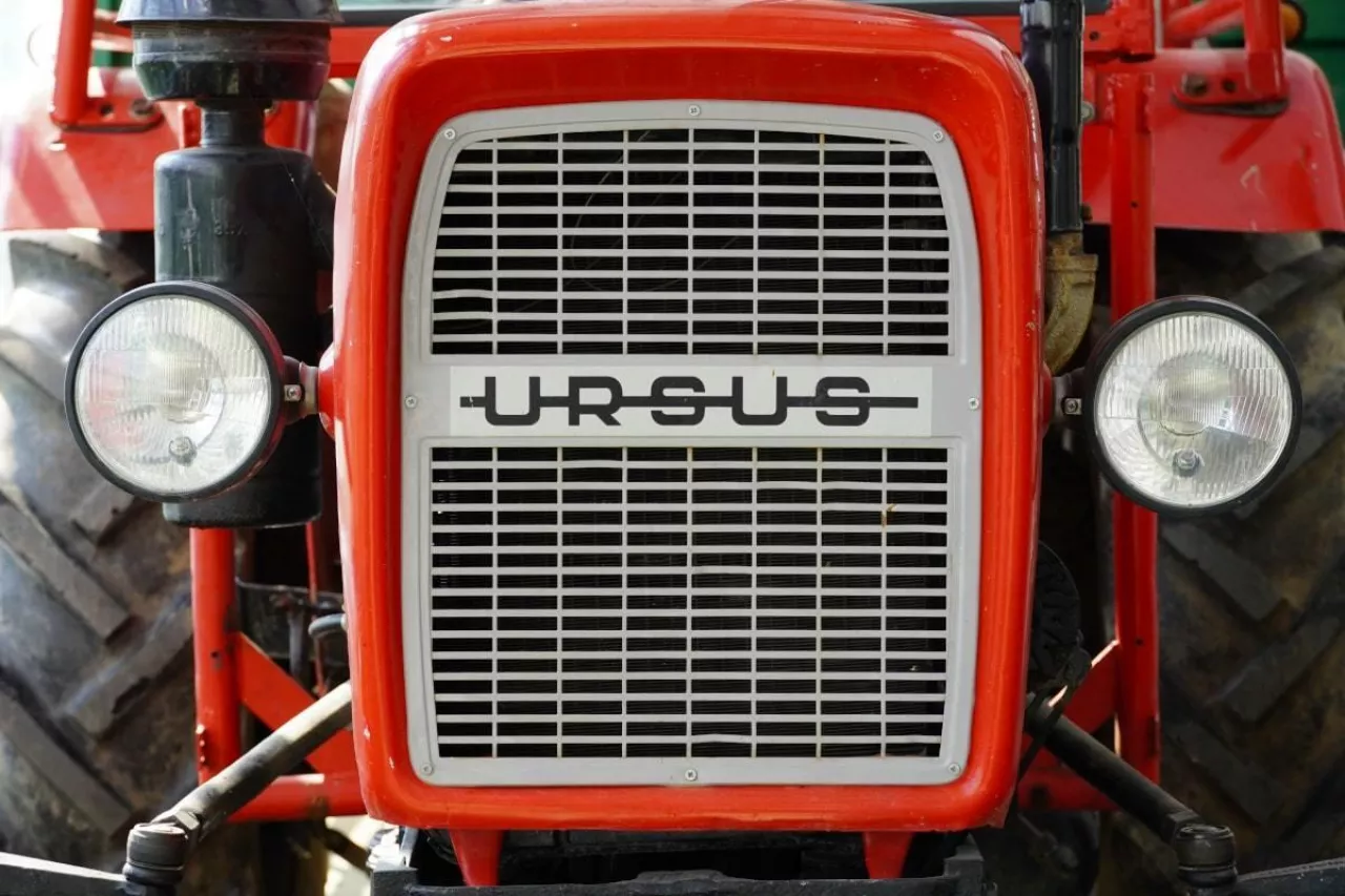 Czerwony ciągnik rolniczy Ursus
