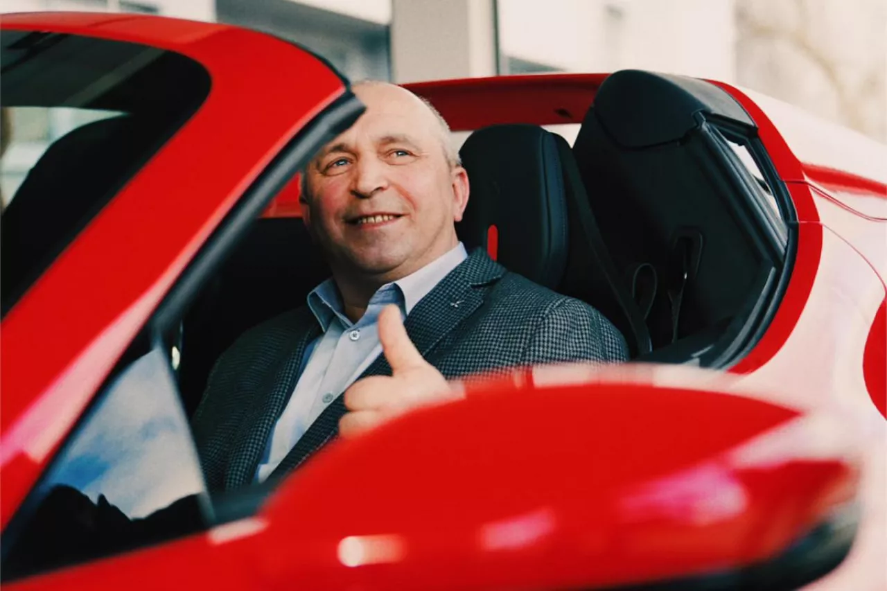 Ferrari 296 GTS przekazane rolnikowi z województwa kujawsko-pomorskiego